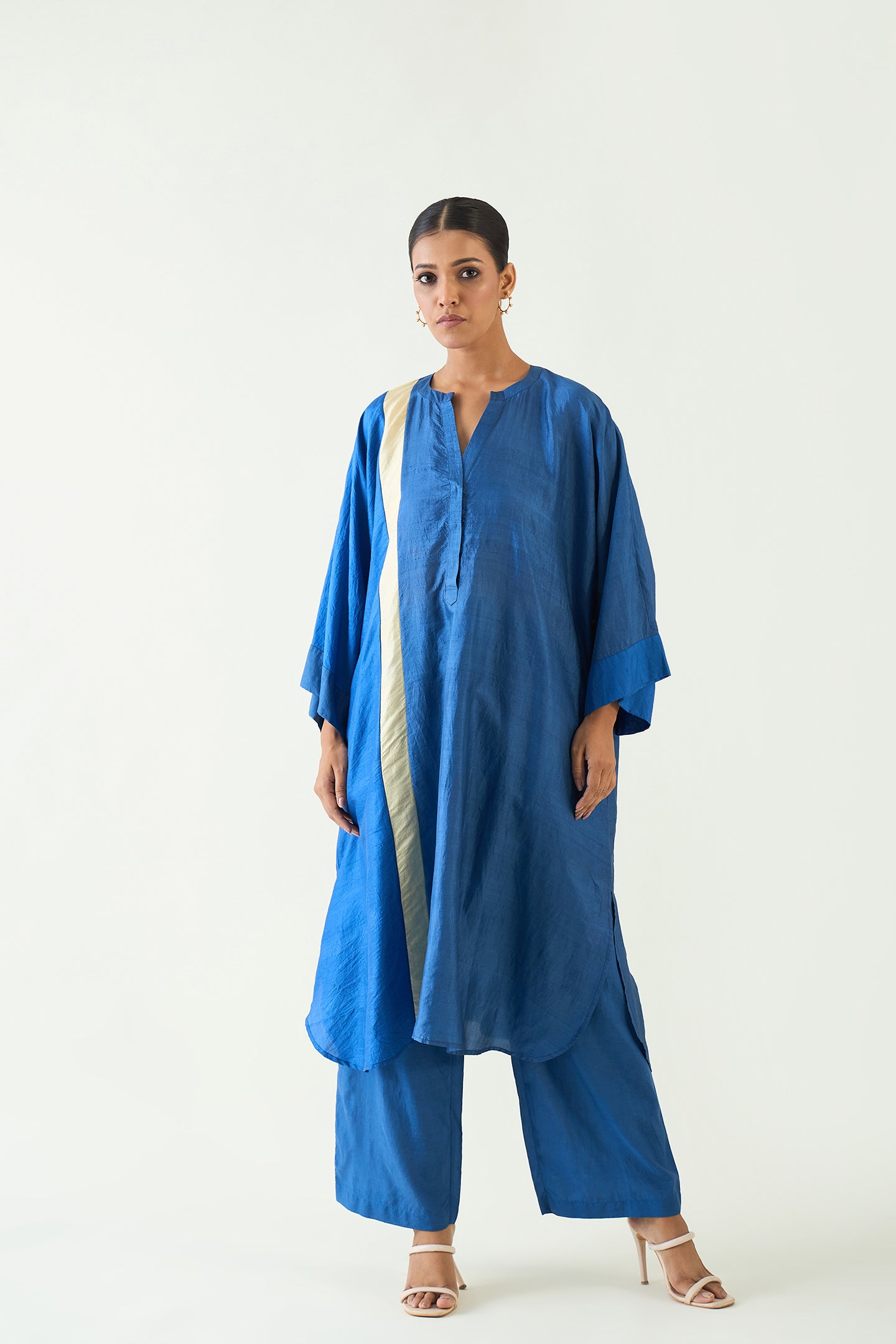 NITI: LINEAR BLUE AND BEIGE LONG KIMONO SET- BLUE