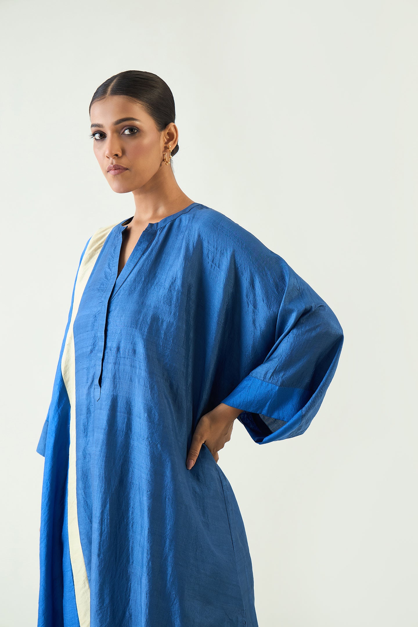 NITI: LINEAR BLUE AND BEIGE LONG KIMONO SET- BLUE